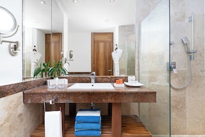 Dusche, Regendusche, Haartrockner, Bademäntel