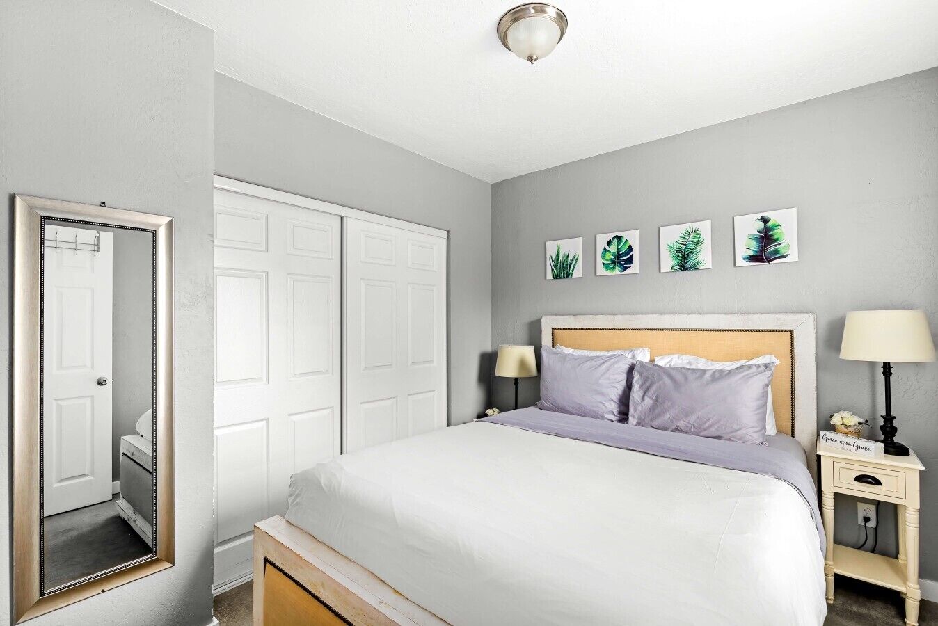 1 chambre, fer et planche à repasser, lit de bébé portatif