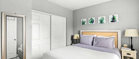 1 chambre, fer et planche à repasser, lit de bébé portatif