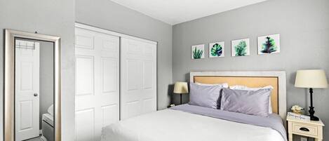 1 chambre, fer et planche à repasser, lit de bébé portatif