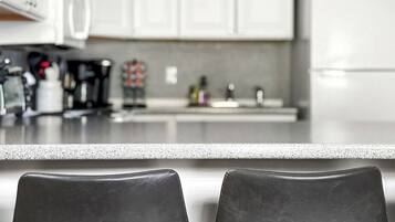 Kühlschrank, Ofen, Geschirrspüler, Wasserkocher mit Kaffee-/Teezubehör