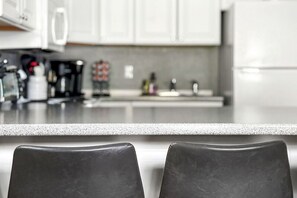 Frigorífico, horno, lavavajillas y cafetera o tetera