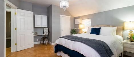 4 chambres, bureau, fer et planche à repasser, lit de bébé portatif