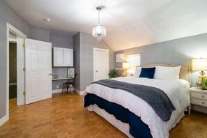 4 makuuhuonetta, työpöytä, silitysrauta/-lauta, vauvan matkasänky