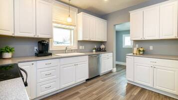 Réfrigérateur, micro-ondes, four