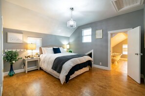 4 sovrum, skrivbord, strykjärn/strykbräda och resesäng