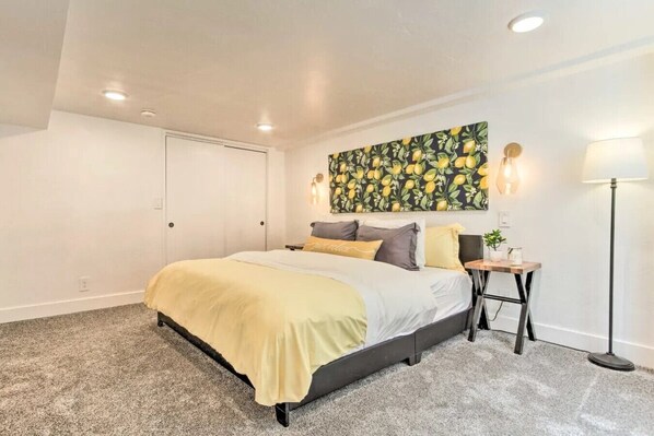 4 bedrooms, desk, iron/ironing board, travel crib