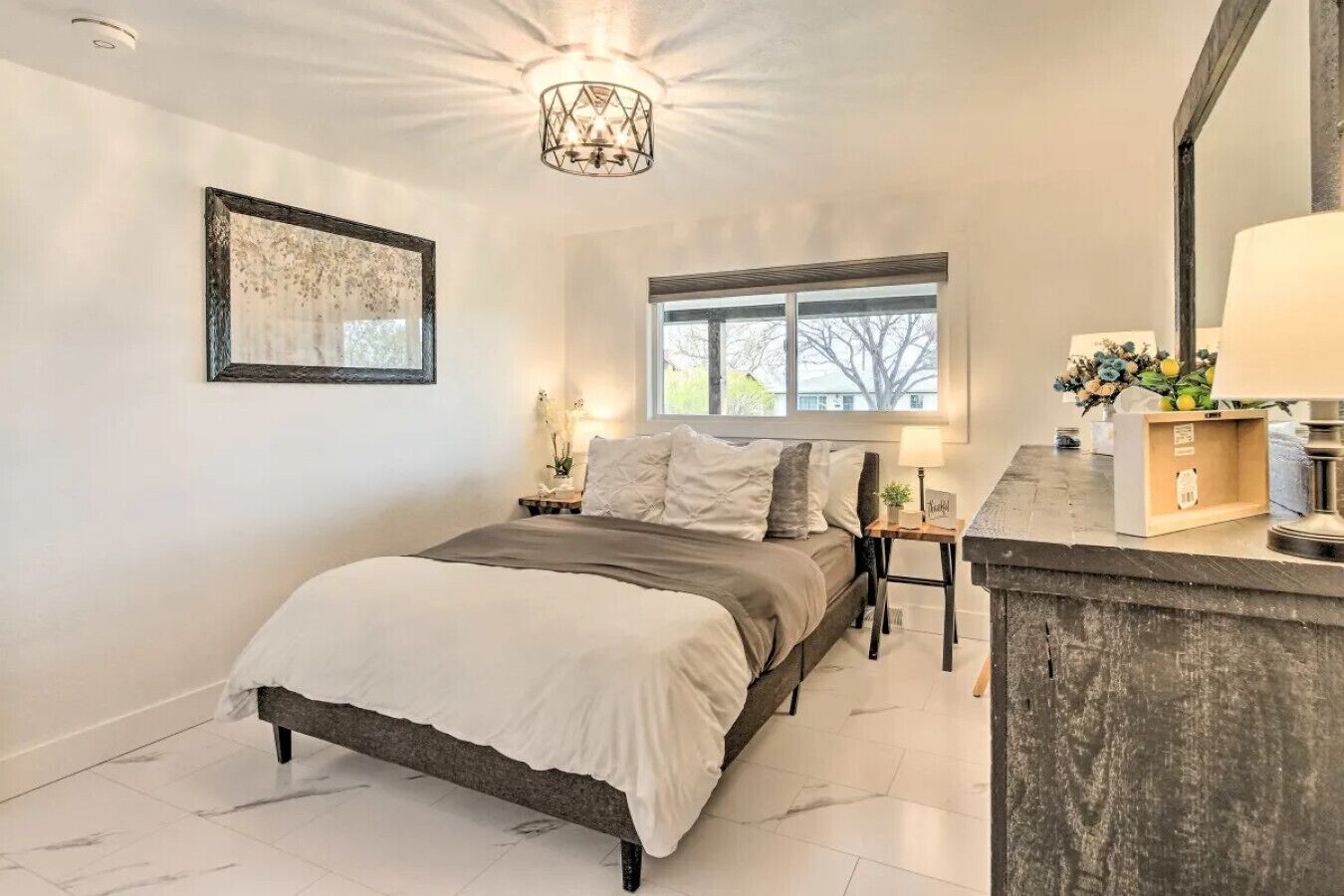 4 chambres, bureau, fer et planche à repasser, lit parapluie