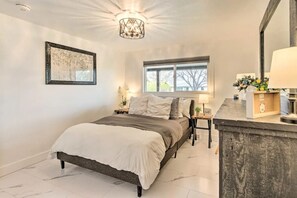 4 makuuhuonetta, työpöytä, silitysrauta/-lauta, vauvan matkasänky