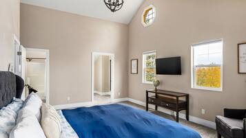 5 slaapkamers, een bureau, een strijkplank/strijkijzer, reisbedje