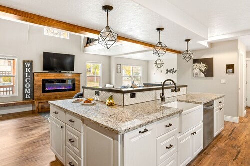 Opulent Great Falls 5-Bedroom Luxe Retreat with Hot Tub and Exquisite Finishes