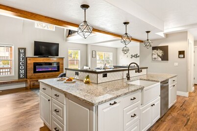 Opulent Great Falls 5-Bedroom Luxe Retreat with Hot Tub and Exquisite Finishes