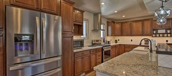 Opulent Great Falls 5-Bedroom Luxe Retreat with Hot Tub and Exquisite Finishes