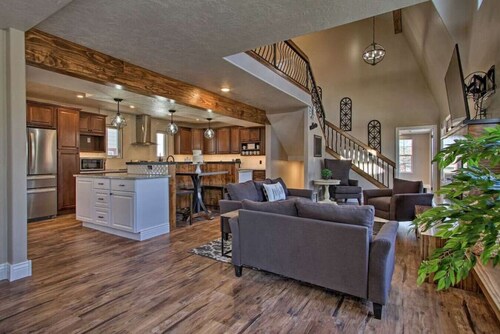 Opulent Great Falls 5-Bedroom Luxe Retreat with Hot Tub and Exquisite Finishes