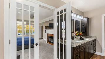 5 sovrum, skrivbord, strykjÀrn/strykbrÀda och resesÀng