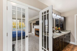 5 habitaciones, escritorio y tabla de planchar con plancha