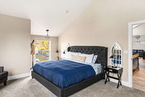 5 bedrooms, desk, iron/ironing board, travel cot - Luxury Great Falls Retreat | Hot Tub | W & R (Great Falls)