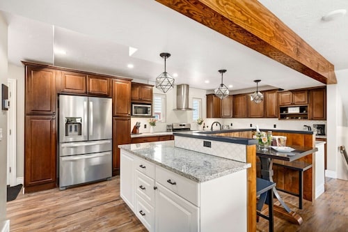 Luxury Great Falls Retreat | Hot Tub | W & R