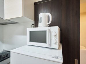 Geladeira, micro-ondas, cooktop, talheres/pratos/utensílios de cozinha