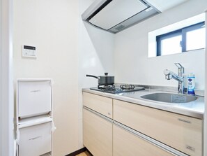 Refrigerador, microondas, parrilla de estufa y utensilios de cocina