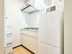 Fridge, microwave, stovetop, cookware/dishes/utensils