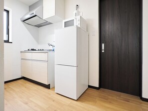 Réfrigérateur, four à micro-ondes, surface de cuisson