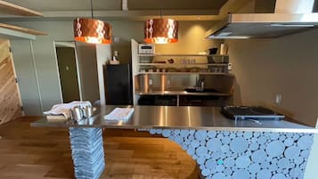 Refrigerador, microondas y utensilios de cocina