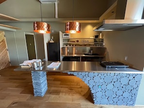 Réfrigérateur, micro-ondes, batterie de cuisine, vaisselle et ustensiles