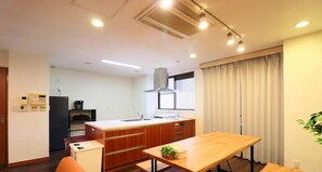 Geladeira, micro-ondas, cooktop, talheres/pratos/utensílios de cozinha