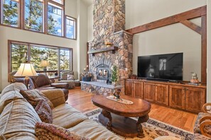 Smart-TV, Kamin, Tischtennisplatte