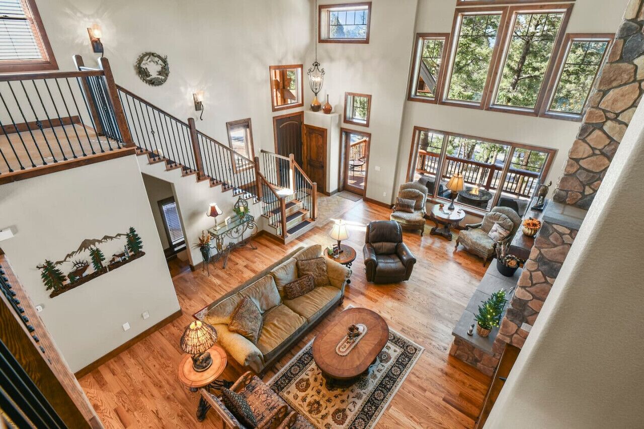 TV connectée, cheminée, table de tennis de table