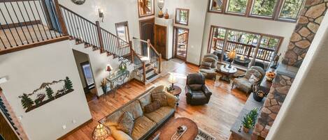 Een smart-tv, een open haard en een tafeltennistafel