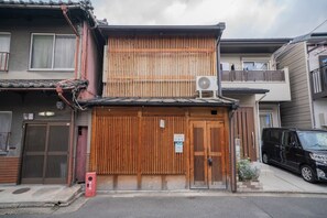 Exterior detail - Kujo Kiyosaki Japanesestyle guesthouse with a maximum capacity of 8 people / Kyoto Kyōto (Kyoto)
