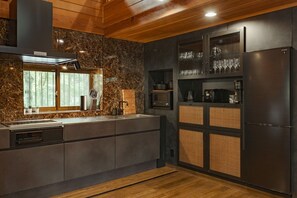 Frigorifero, microonde, piano cottura, pentole/stoviglie/utensili