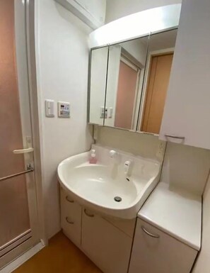 Sèche-cheveux, serviettes fournies