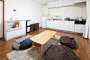 Réfrigérateur, micro-ondes, plaque de cuisson