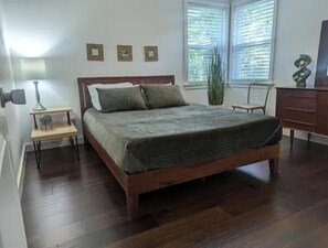 3 bedrooms, iron/ironing board, WiFi, bed sheets - Walk to Track Casino Huge covered parking1 story (Hot Springs)