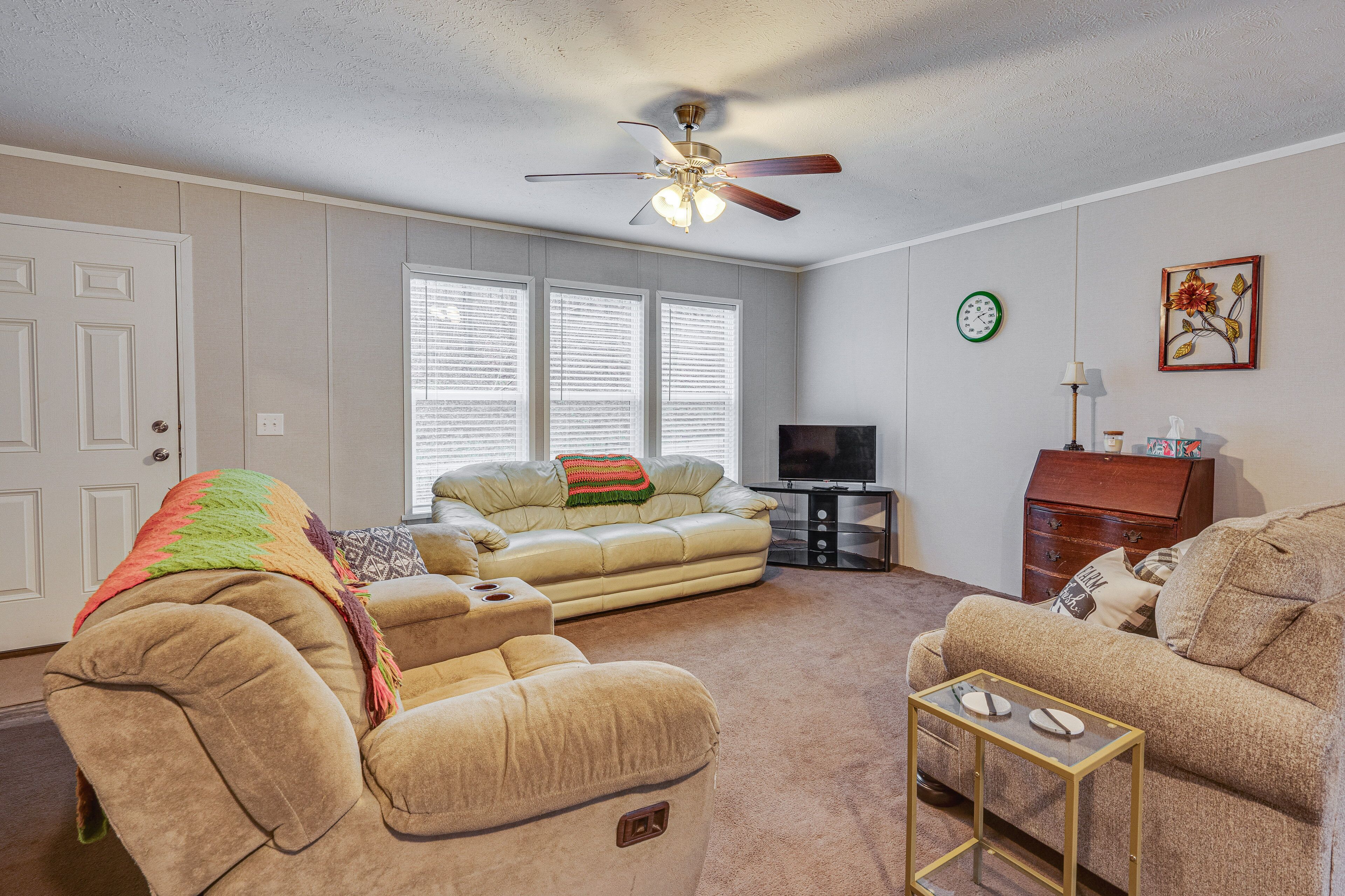 Pet-Friendly Home ~ 10 Mi to Hocking Hills!