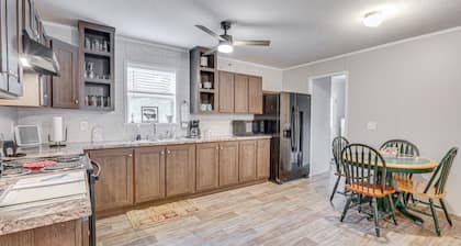 Pet-Friendly Home ~ 10 Mi to Hocking Hills!