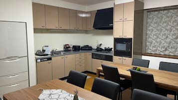Geladeira, micro-ondas, cooktop, talheres/pratos/utensílios de cozinha