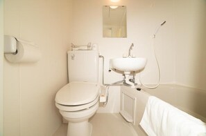 Een haardroger, handdoeken, toiletpapier
