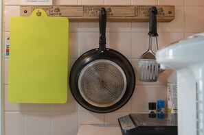 冷蔵庫、電子レンジ、コンロ、調理器具と食器