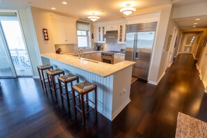 Een koelkast, een magnetron, een oven, een kookplaat