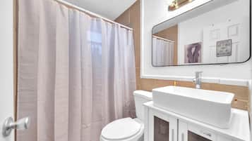 Hiustenkuivaaja, pyyhkeet, saippua, vessapaperi