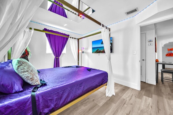 3 bedrooms, free WiFi, bed sheets - Adult Themed Erotic stay at Lola's House (Hollywood)