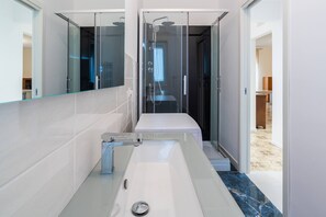 Shower, hair dryer, bidet, towels - 3 bedroom apartment in syracuse (Siracusa)