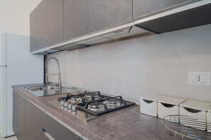 Microwave, oven, stovetop, dishwasher - 3 bedroom apartment in syracuse (Siracusa)