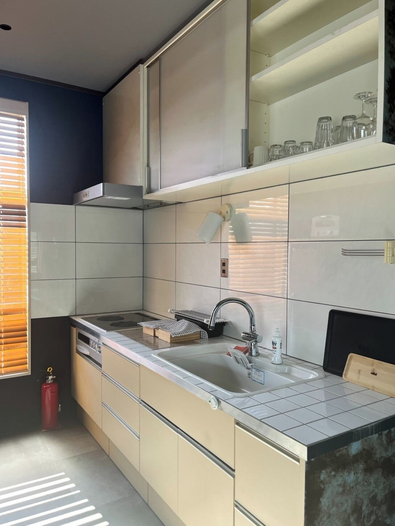 Kjøleskap, mikrobølgeovn, kokeplater og kjøkkenutstyr