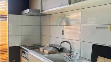 Kjøleskap, mikrobølgeovn, kokeplater og kjøkkenutstyr