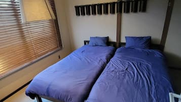 Skrivebord og sengetøy